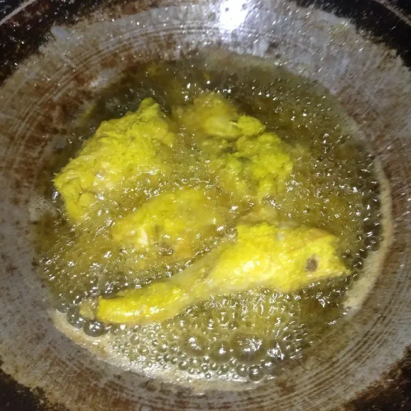 Panaskan minyak goreng secukupnya, lalu goreng daging ayamnya dahulu hingga matang, lalu angkat.