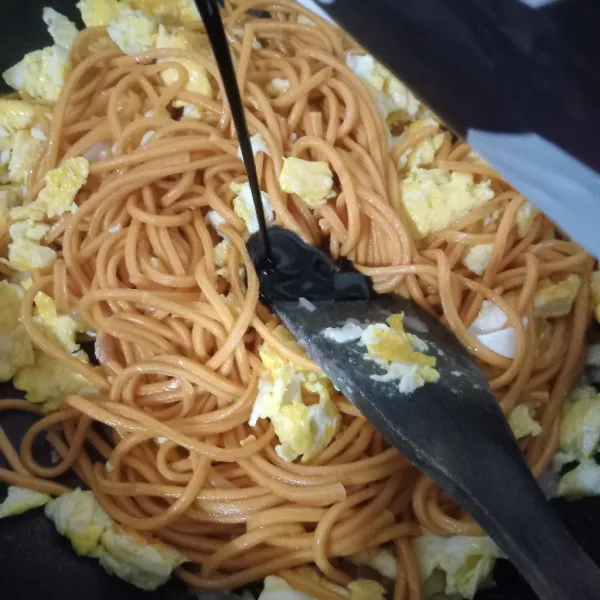 Masukkan mie, beri kecap.