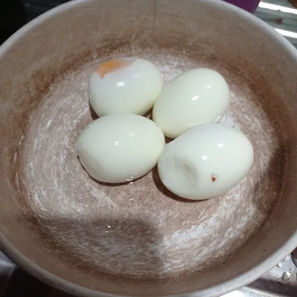 Rebus telur sampai matang, kupas dan sisihkan.