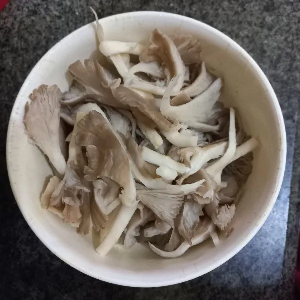 Siapkan jamur yang telah dicuci, suwir-suwir dan sisihkan.