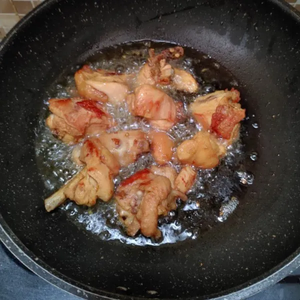 Panaskan minyak, goreng ayam sampai kecokelatan. Angkat dan tiriskan, sajikan dengan nasi, sambal, dan lalapan.