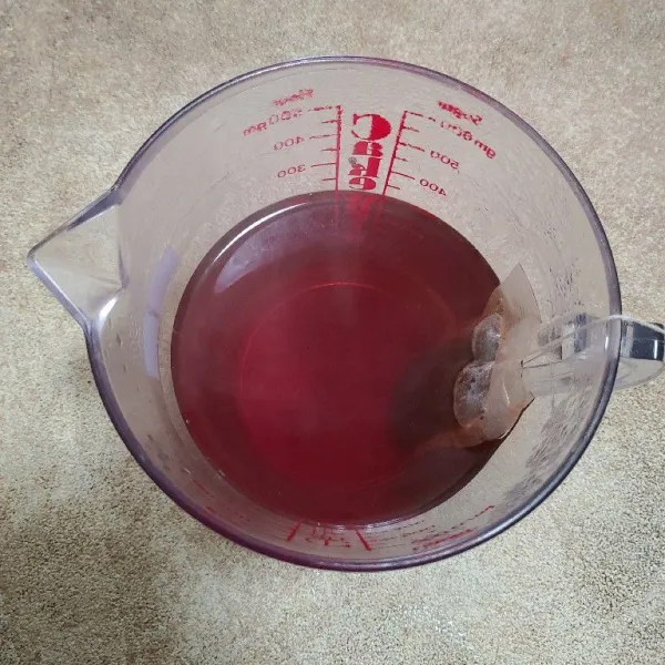 Seduh teh dengan air panas, biarkan hingga warnanya pekat dan dingin suhu ruang.