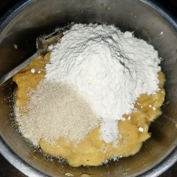 Lalu tambahkan tepung terigu, gula pasir dan garam, aduk-aduk sampai tercampur rata.