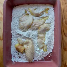 Balut kulit : Ambil secukupnya bahan tepung,masukkan ke dalam wadah lain. Kemudian ambil secukupnya kulit bebek yang sudah di marisani,masukkan ke dalam bahan tepung. Balut dan sedikit pijat-pijat kulit bebek dan tepung hingga semua bagian kulit bebek terbalut rata dengan tepung,angkat.
