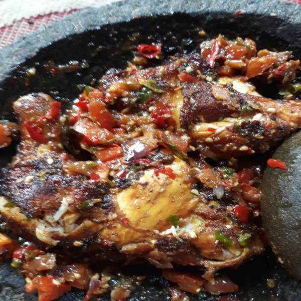 Geprek ayam goreng diatas sambal pecak.
