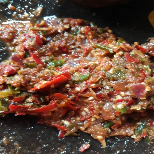 Ulek cabe,bawang dan terasi.