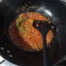Tumis bumbu halus, ketumbar bubuk, sereh, daun salam, dan lengkuas sampai matang.