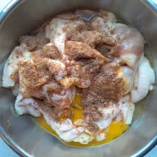 Masukkan 1 butir telur,ketumbar bubuk,bawang putih bubuk,kunyit bubuk,garam,merica dan kaldu bubuk,aduk rata. Diamkan dan simpan dalam kulkas selama 30 menit (semalaman lebih baik,agar bumbu lebih meresap).