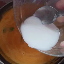 Setelah mendidih koreksi rasanya terlebih dahulu, setelah itu masukkan larutan tepung beras aduk hingga rata.