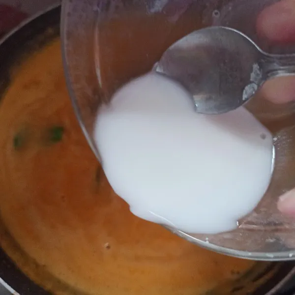 Setelah mendidih koreksi rasanya terlebih dahulu, setelah itu masukkan larutan tepung beras aduk hingga rata.