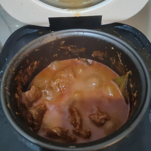 Masak di rice cooker, kemudian sesekali diaduk.