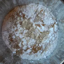 Siapkan bahan tepung : siapkan wadah lain,masukkan tepung terigu,tepung maizena,1 sdm ketumbar bubuk,secukupnya garam,merica bubuk dan kaldu bubuk. Aduk hingga tercampur rata.