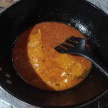 Masukkan air dan santan lalu aduk rata, masak sampai mendidih.
