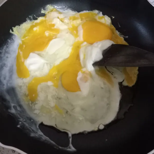 Goreng telur sambil acak-acak.
