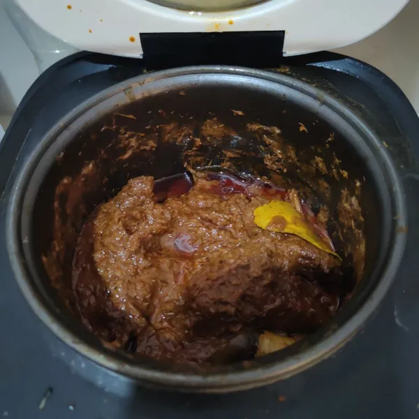Masak hingga bumbu meresap dan air menyusut. Sajikan.