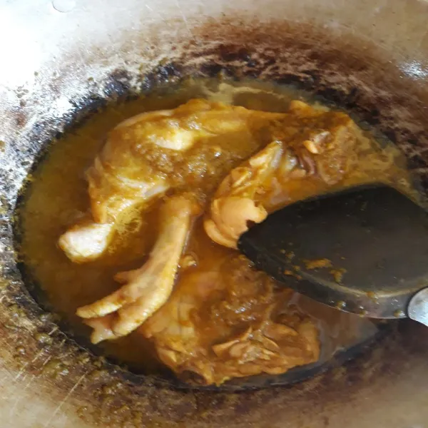 Tambahkan air lalu ungkep sampai bumbu menyerap.