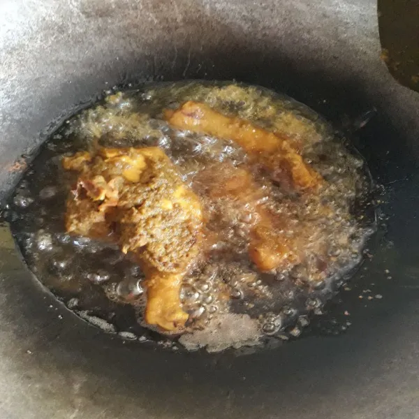 Goreng ayam hingga matang. Angkat dan tiriskan.