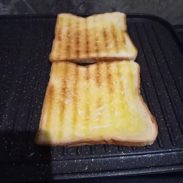 Olesi roti tawar dengan margarin. Selanjutnya bakar kedua sisinya sampai kecokelatan.