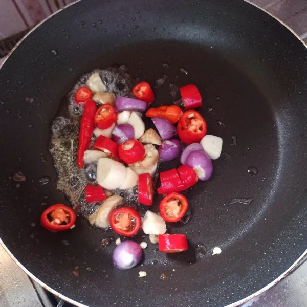Goreng bawang merah, bawang putih, cabai dan kemiri hingga matang.