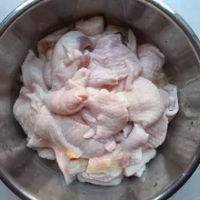 Potong kulit bebek sesuai selera,kemudian cuci dan tiriskan.
