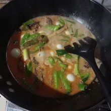 Masak sampai tanak, koreksi rasanya, matikan api dan sajikan.