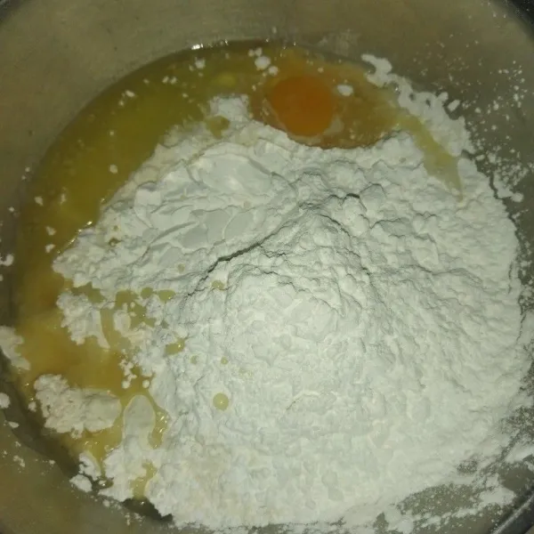 Siapkan wadah, masukkan tepung terigu, tepung sagu, telur, minyak goreng dan garam, lalu masukkan air sedikit demi sedikit, aduk hingga tercampur rata.