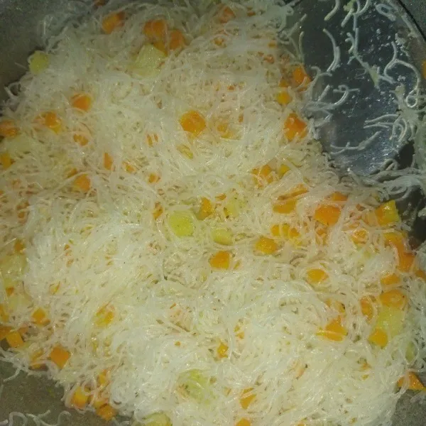 Masukkan wortel dan kentang yang sudah direbus, bihun, garam, kaldu bubuk dan gula pasir, aduk hingga tercampur rata, angkat.