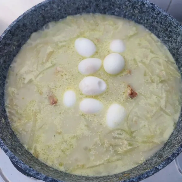 Masukkan telur puyuh rebus dan irisan tempe goreng, aduk rata.