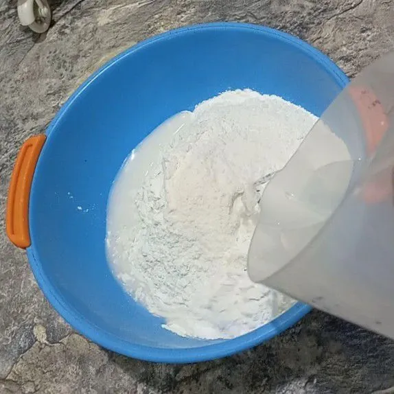 Campur tepung ketan, tepung beras, nutrijel, garam, dan vanili tuang air secara bertahap aduk rata.