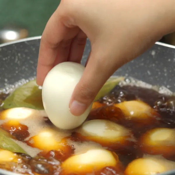 Masukkan telur yang telah direbus terpisah. 

Tips mengupas telur : Setelah matang, rendam telur di dalam air es agar memudahkan proses pengupasan telur.