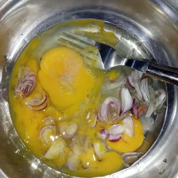 Masukkan bawang merah kocok hingga tercampur rata.