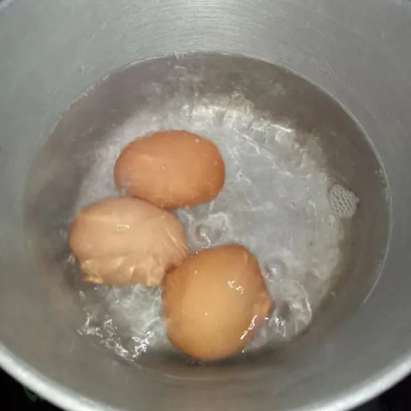 Rebus telur hingga matang sisihkan.