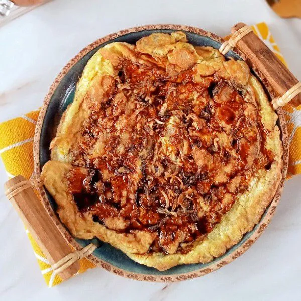 Tambahkan kecap diatasnya dan taburan bawang merah goreng, sajikan.