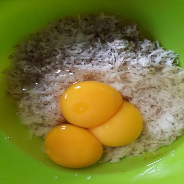 Tuang telur dan kelapa parut dalam mangkok.