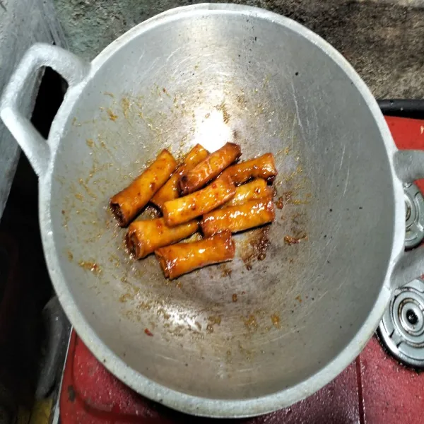 Jika sudah mengental, masukkan popia lalu aduk cepat sampai saus menempel seluruhnya, angkat lalu sajikan dengan taburan biji wijen.