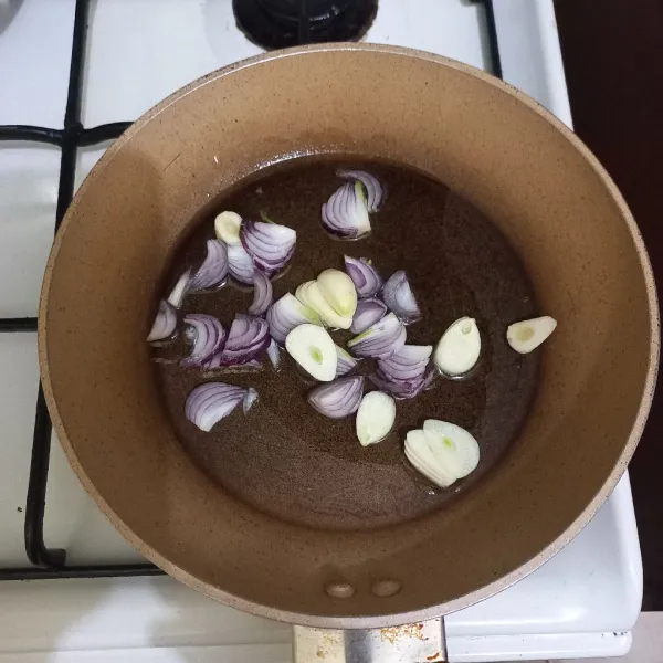 Tumis irisan bawang merah dan bawang putih hingga harum, sisihkan.