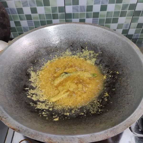 Tumis bumbu halus bersama rempah cemplung hingga wangi dan berubah warna.