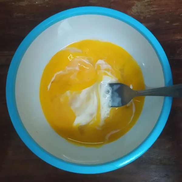 Kocok telur, gula pasir, garam, dan susu kental manis sampai gula larut (kalau suka manis bisa ditambah gulanya 1 atau 2 sdm).