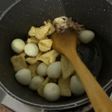 Masukkan tahu dan telur puyuh