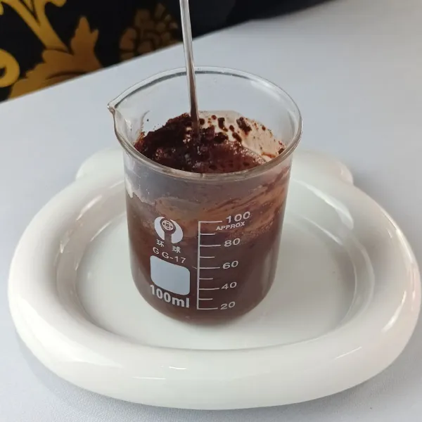 Larutkan chocolate powder dengan air panas.