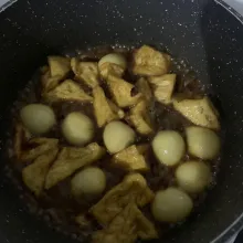 Beri air , garam,gula,kaldu jamur dan kecap manis koreksi rasa