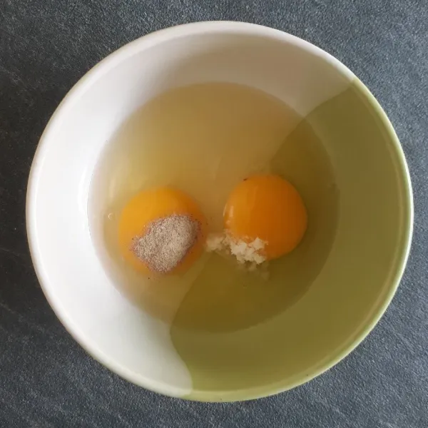Campurkan telur, garam, dan merica lalu kocok lepas.