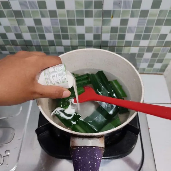 Tambahkan santan, aduk rata.