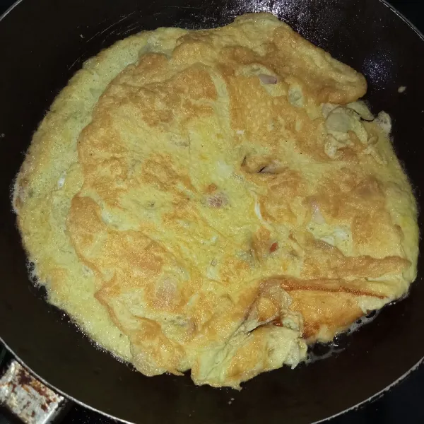 Panaskan minyak secukupnya lalu masukkan telur, goreng hingga kuning keemasan angkat dan tiriskan