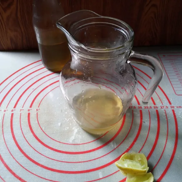 Dalam teko, masukkan sirup mint (tanpa pewarna) dan beri perasan jeruk nipis, aduk rata.