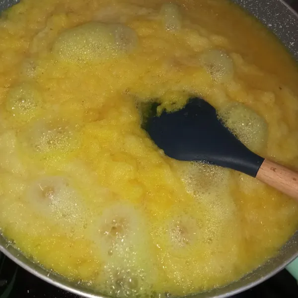 Masukkan nanas kedalam wok kemudian masak dengan api sedang sampai air nanas menyusut, aduk sesekali.