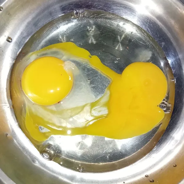 Pecahkan telur didalam wadah, tambahkan lada, garam dan kaldu jamur.