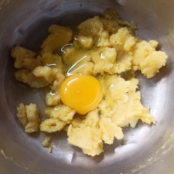 Setelah dingin, masukkan telur, aduk hingga tercampur rata, kemudian masukkan ke dalam plastik segitiga yang sudah diberi spuit.