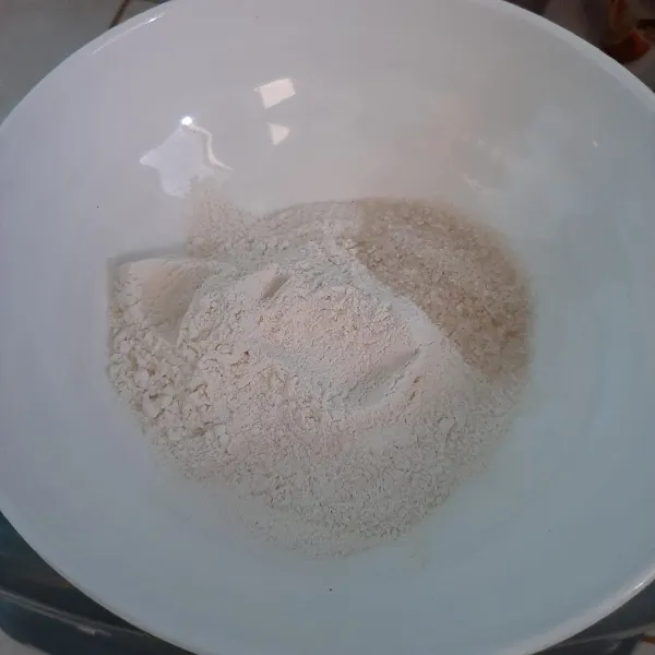 Campur tepung terigu, tepung beras dan gula.