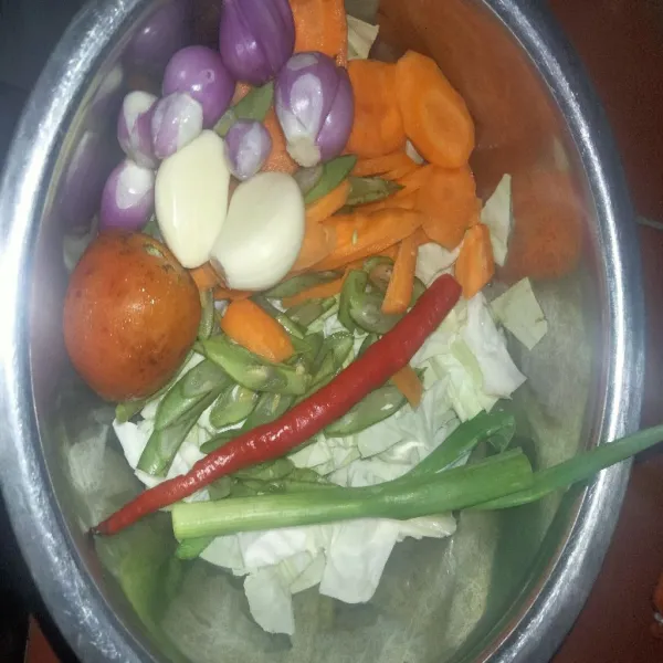 Siapakan sayuran yang telah di potong, bumbu ulek iris dan bumbu iris untuk di bersihkan dengan air yang mengalir.